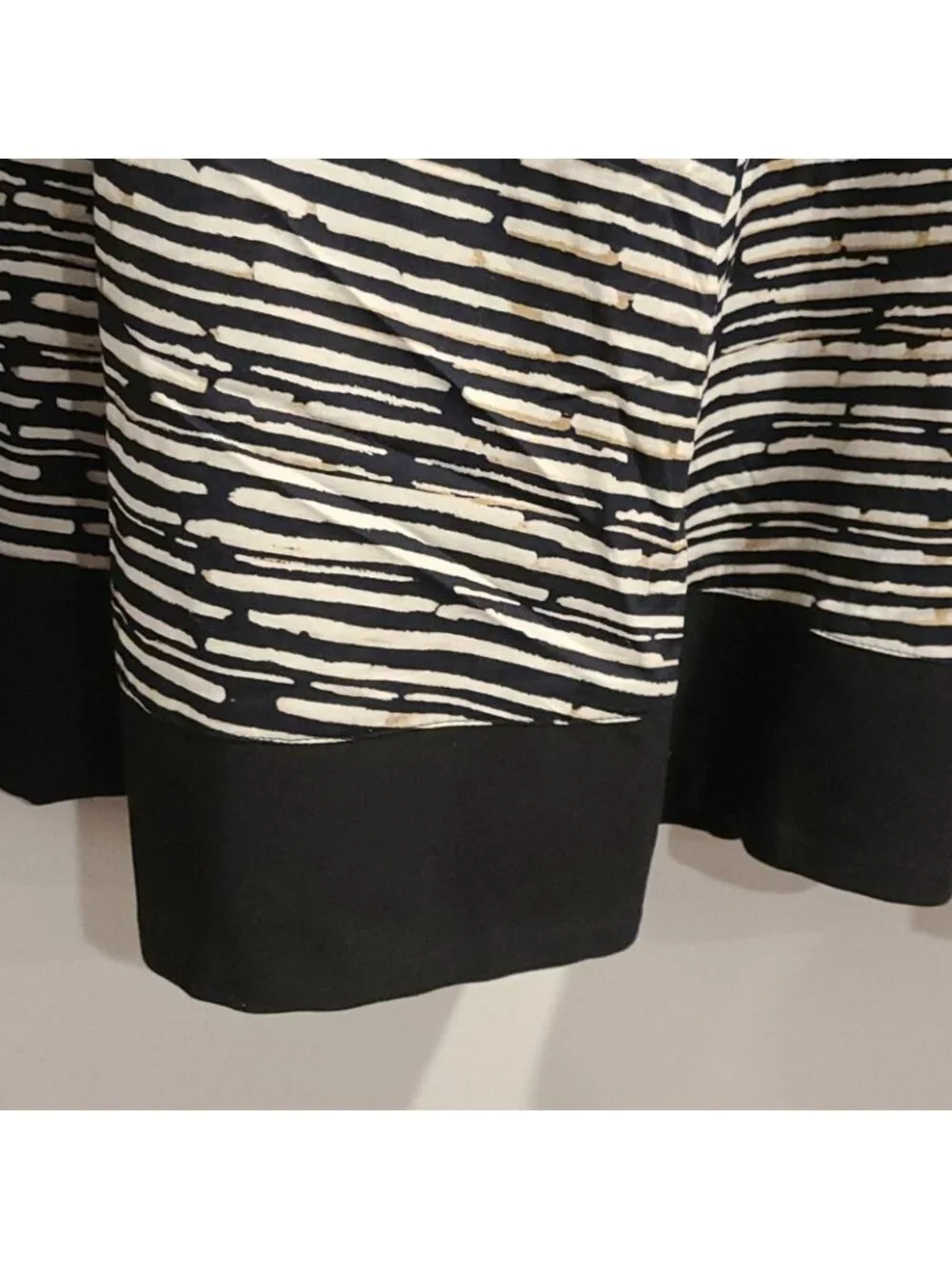 Vince Camuto black & cream pattern skirt
